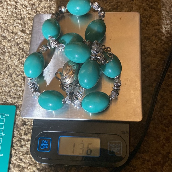 Adjustable 14”-16” beautiful turquoise and silver toned beaded necklace. - Picture 6 of 6
